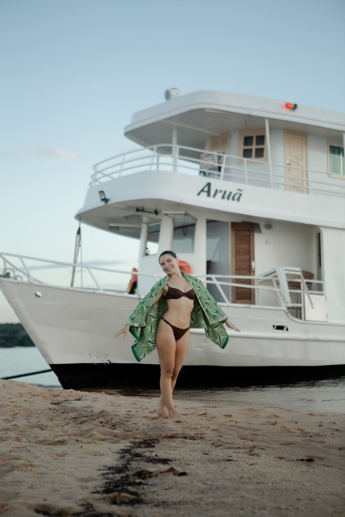 Barco regional ancorado na beira de uma praia de areia branca