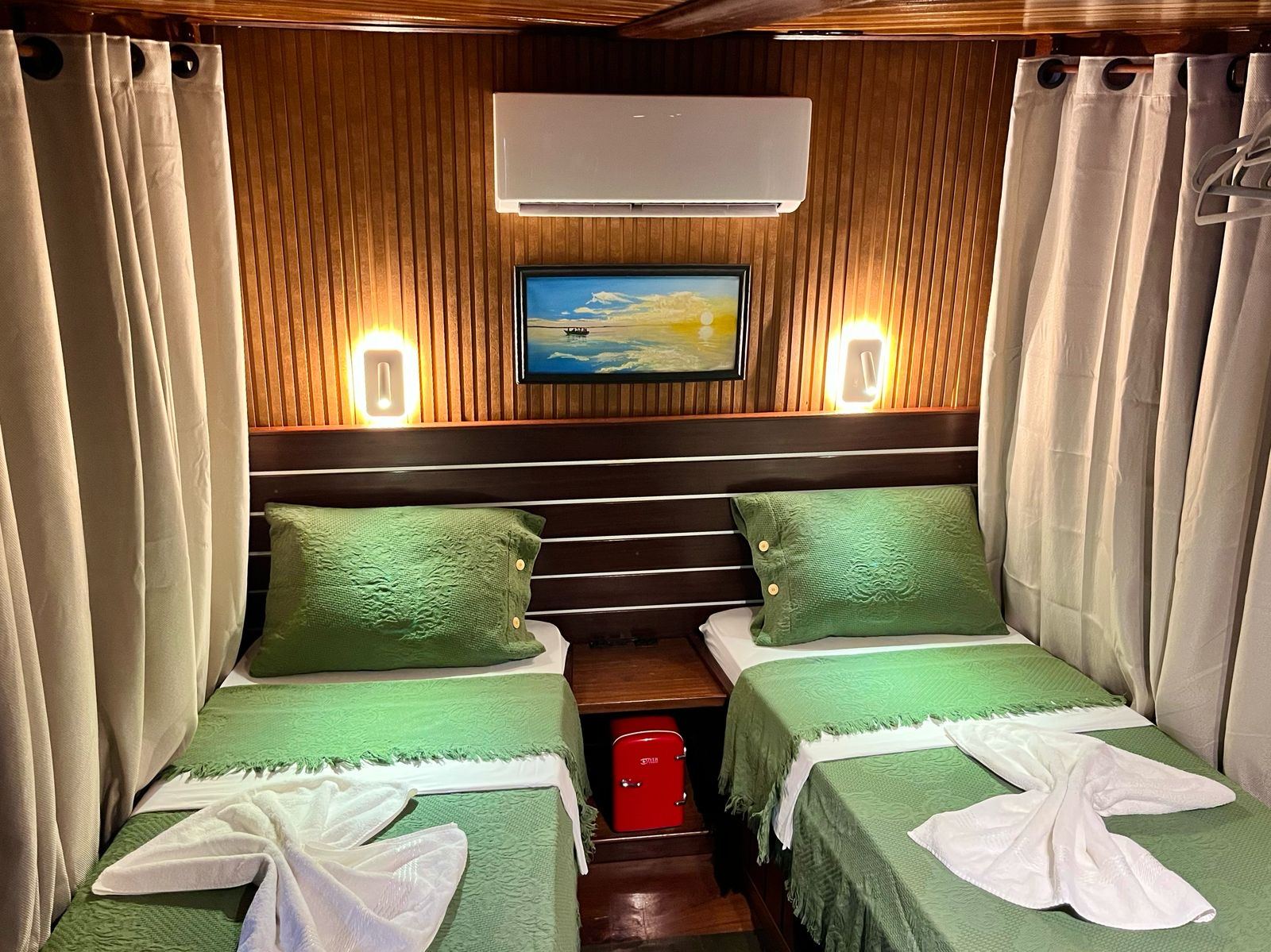 Cabine de barco com duas camas e ar-condicionado