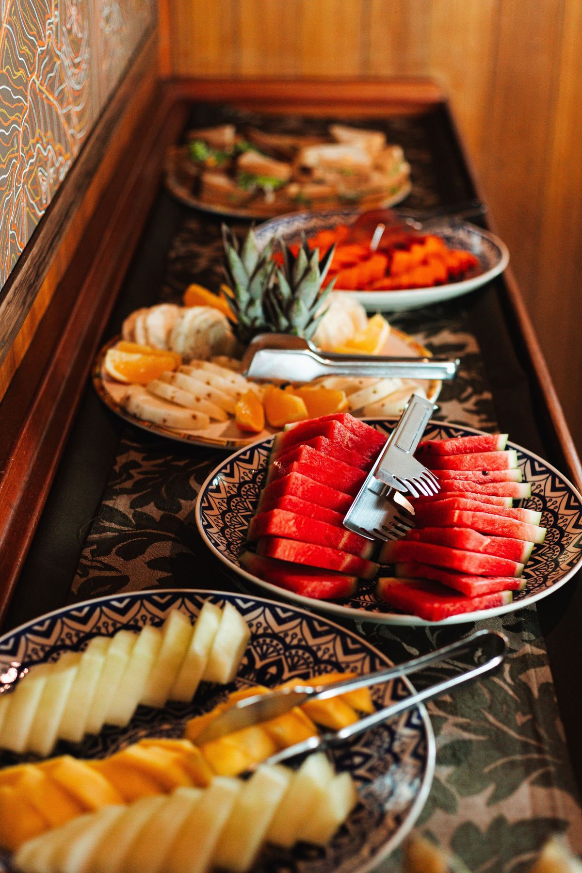 Mesa com frutas regionais servidas a bordo