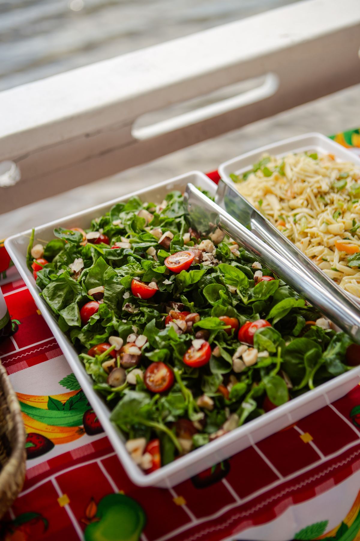 Travessas com saladas e pratos regionais
