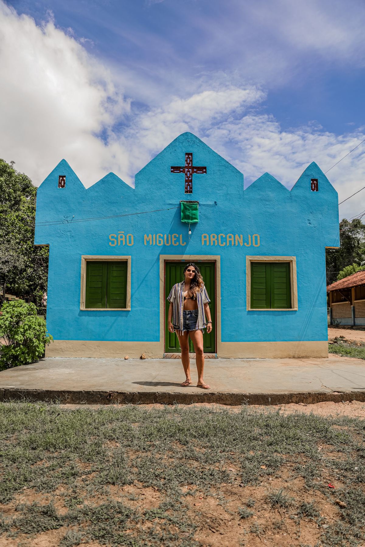 Pequena igreja azul de uma comunidade ribeirinha