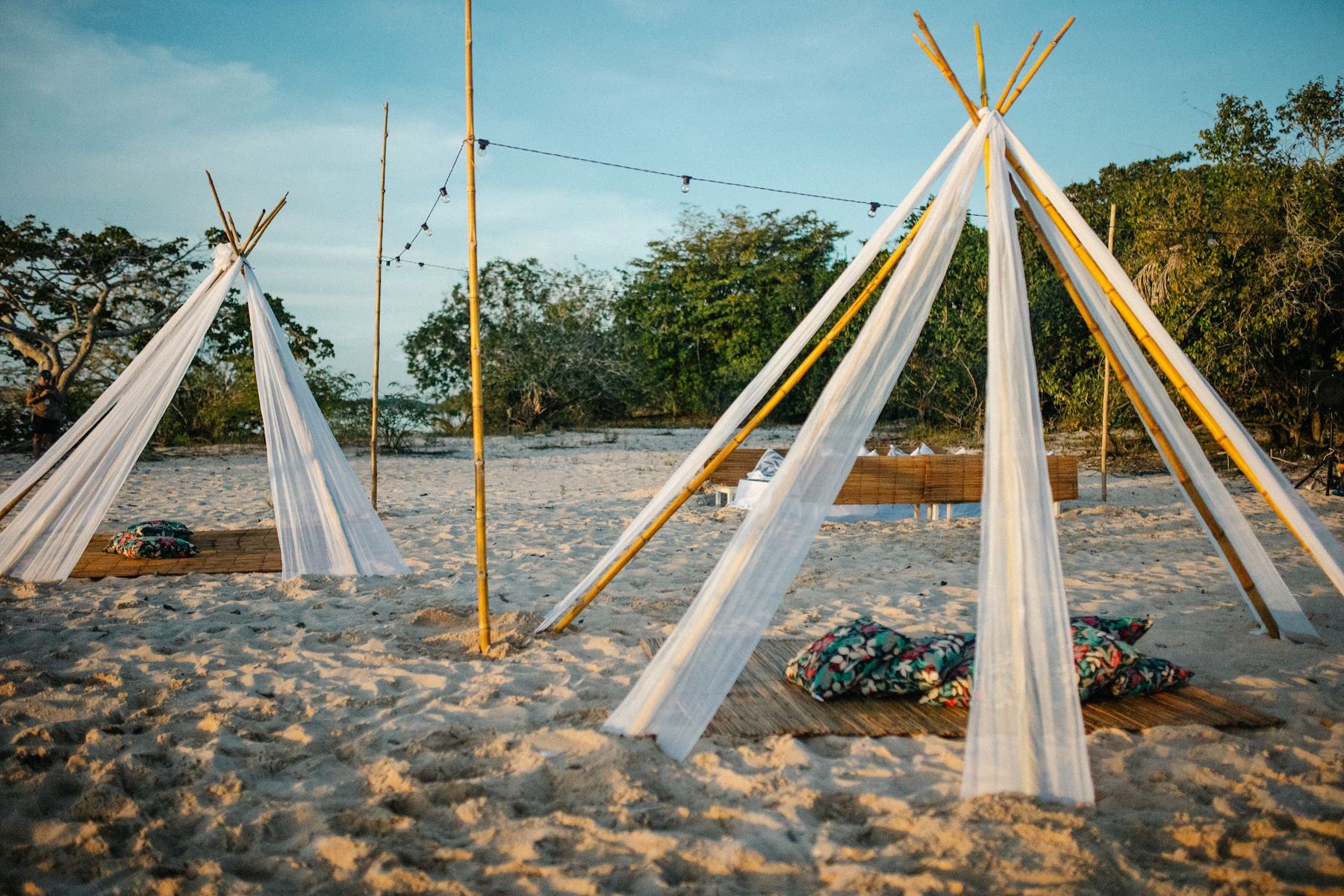 Tendas de tecido montadas na areia da praia