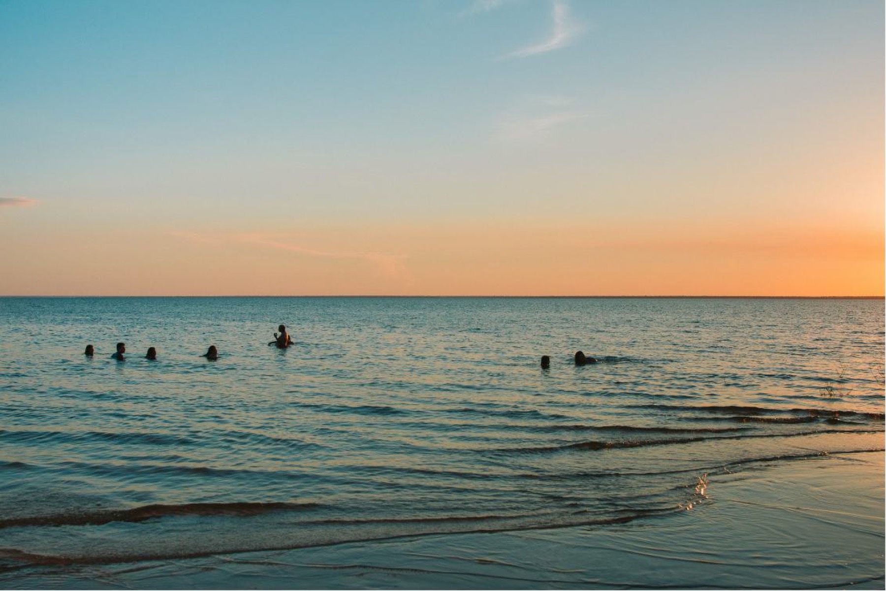 Pôr do sol no rio Tapajós com banhistas