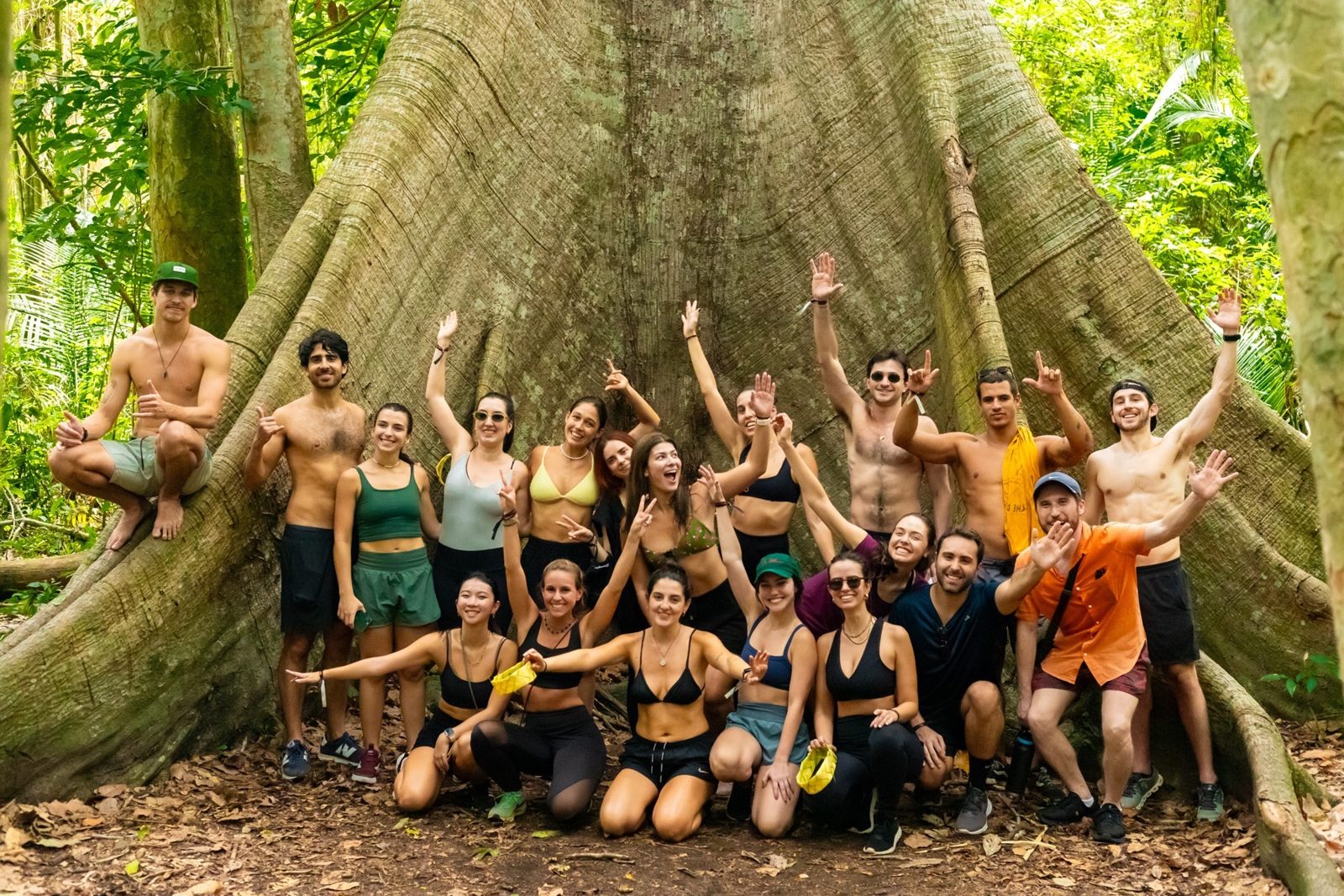 Grupo reunido diante de uma samaúma gigante na floresta